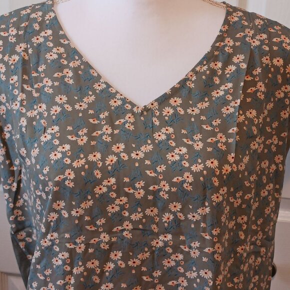 NEW Papermoon Floral V-neck Pleated Blouse, Faux Button-up Back Green M - Picture 5 of 10